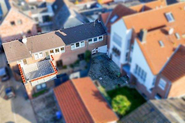 Luftaufnahme mit großer Terrasse