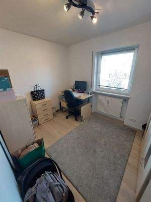 Kinder-/ Bürozimmer 