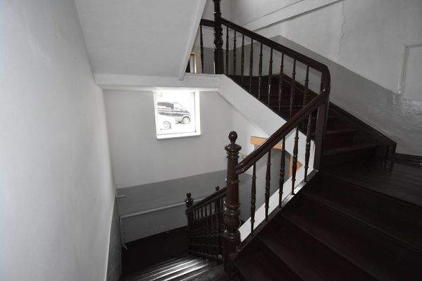 12 Haus A EG Treppenhaus.JPG