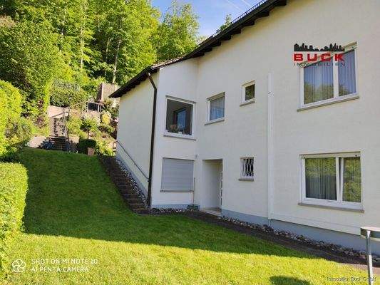 Außenansicht mit Aufgang zum PKW-Stellplatz bei Ab