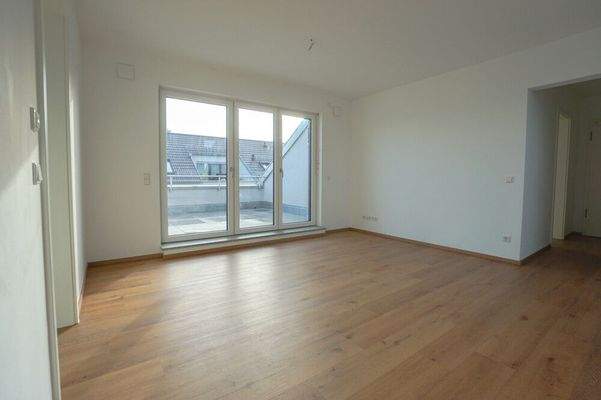 helles Wohnzimmer mit Blick auf die Loggia