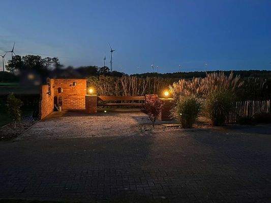 Sitzplatz mit Backsteinmauer