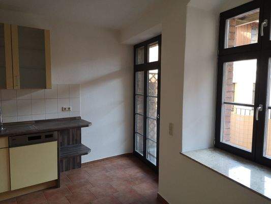 Küche mit Austritt zum Balkon.jpg