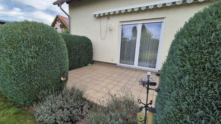 gemütliche Außenterrasse mit Markise