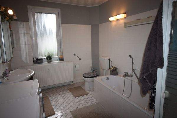 Badezimmer mit Wanne und Dusche (EG-Wohnung)