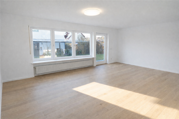 Helles Wohnzimmer mit Blick in den Südgarten!