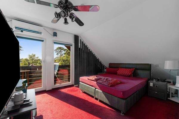 Schlafzimmer mit Klimaanlage und Balkonzugang