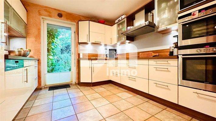 EG Küche mit Einbauküche / Zugang Gartenbereich