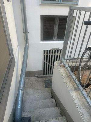 Innenhof mit Zugang zum Souterrain