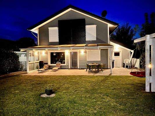 Hausansicht bei Nacht