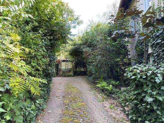 Zufahrt zu den Garagen