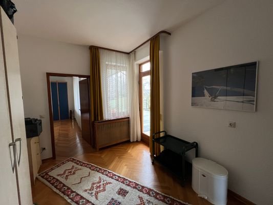 EG: Zimmer mit Parkett und Zugang Garten