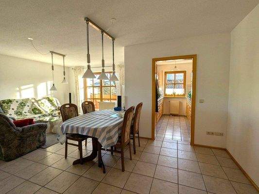 Lichtdurchflutetes Wohnzimmer mit Küchennische