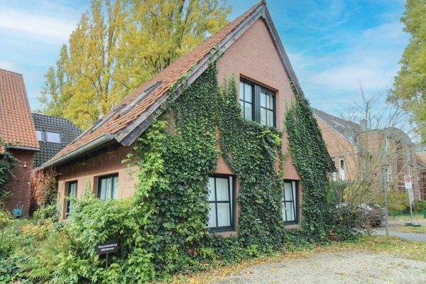 Grün eingewachsenes Praxishaus