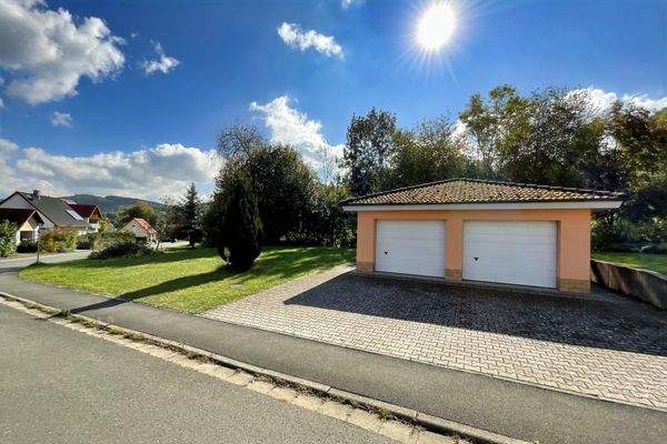 Grundstück mit Garage