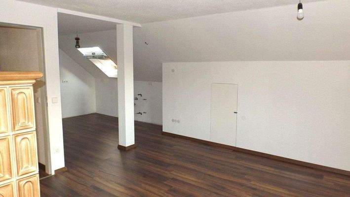 Wohnraum zur offenen Küche.JPG