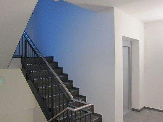 Modernes Treppenhaus mit Personenaufzug