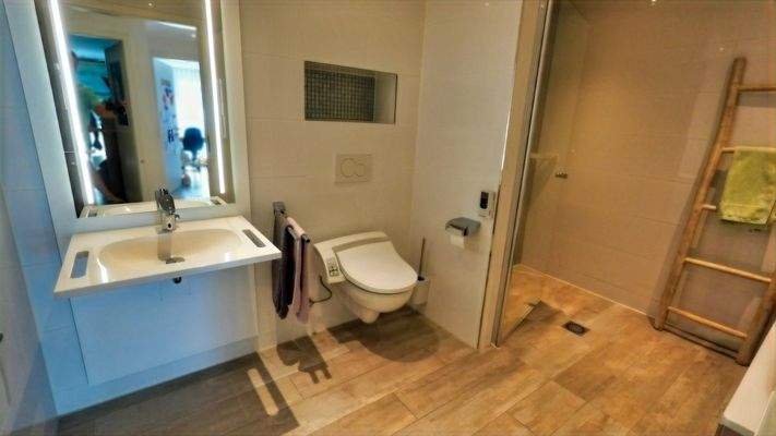 Bad mit Wanne und Dusche