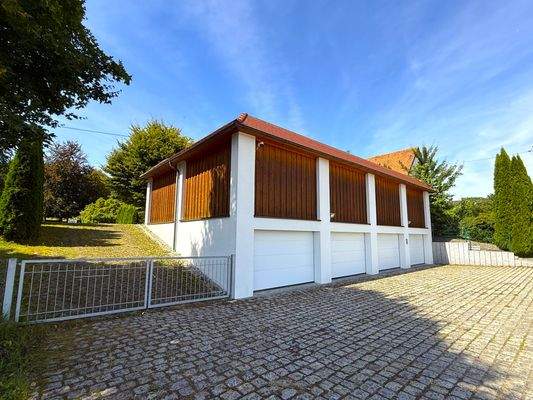 Frontansicht der Sportwagengarage 
