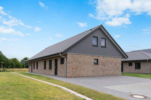 Hausansicht Vorne mit Auffahrt