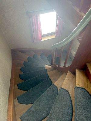 Schwungvolle Treppe in Haus B