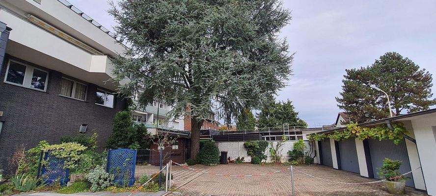 Hofansicht mit Garagen