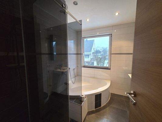 Bad mit Dusche/Wanne u. WC EG