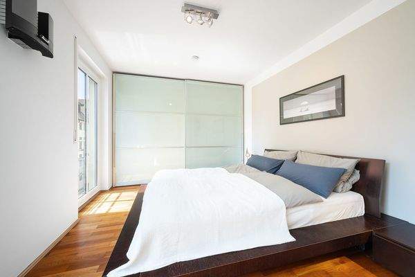 Im geräumigen Schlafzimmer mit knapp 16qm findet e