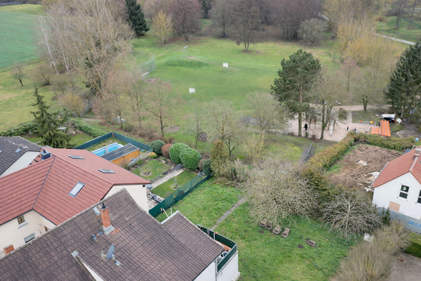 Grünfläche hinter dem Grundstück