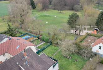 Grünfläche hinter dem Grundstück