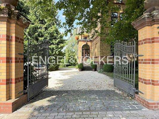 Zufahrt mit elektronischen Tor