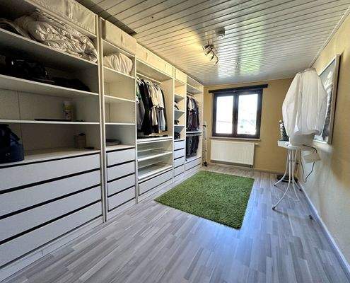 Ankleideraum mit maßgefertigten Einbauschränken 