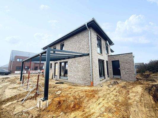 Hausansicht mit Carport