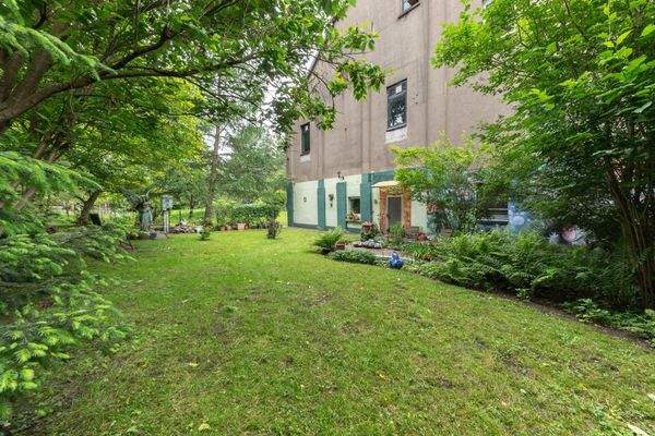 Wohngebäude Seitenansicht mit Garten