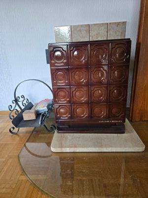 praktischer Kaminofen in Kachelofenoptik