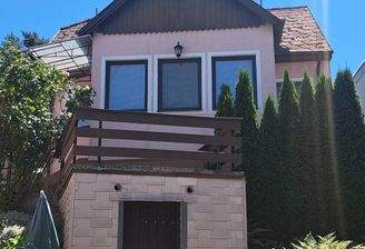 Haus v. d. Vorderseite m. Terrasse u. Erdkeller