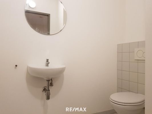 Toilette neben dem Vorraum