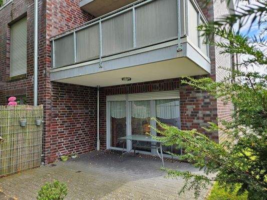 gemütliche Terrasse mit kleinem Gartenanteil