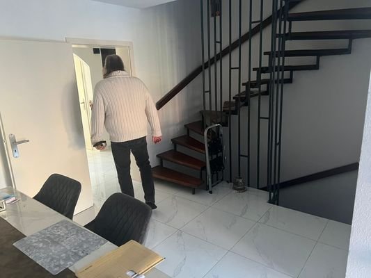 Wohnzimmer und Treppenaufgang