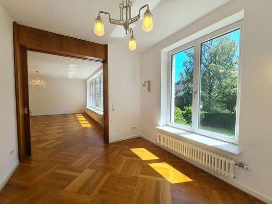 Bibliothek / Blick in den Wohnbereich