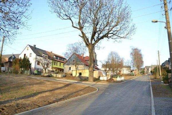 neu geteerte Straße zum Haus