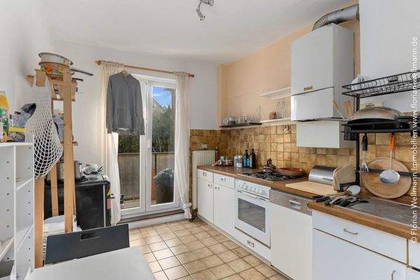 Einbauküche mit Zugang zum Balkon