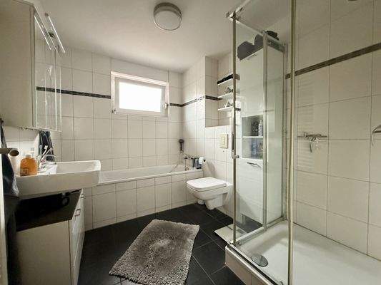 Tageslichtbad mit Dusche und Badewanne