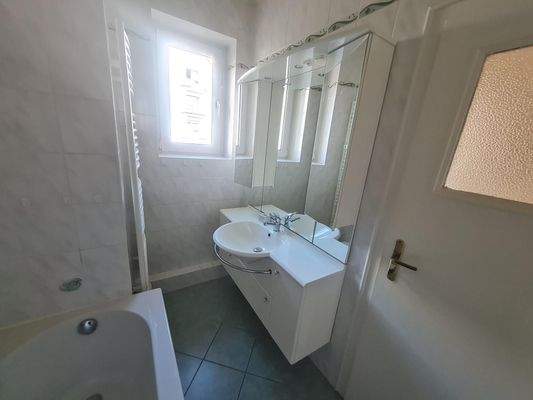 Bad mit Wanne und Dusche