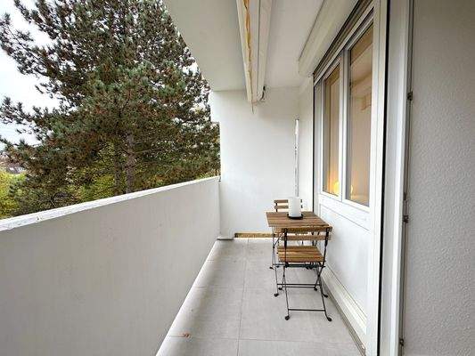 Heller Balkon mit Tisch