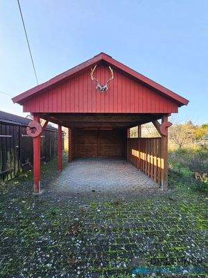 Holzcarport auf dem Hof