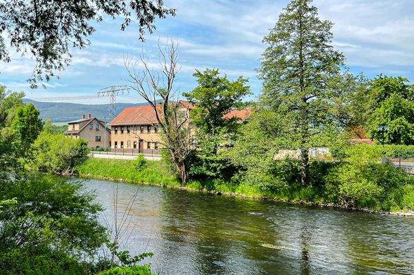 Gebäude mit Ausbaupotential direkt an der Saale