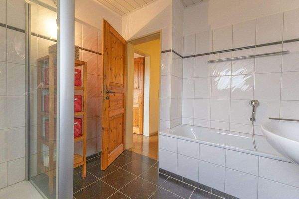 Tageslichtbad mit Badewanne und Dusche