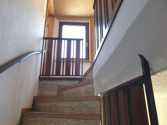 EG Massive Treppe ins Dachgeschoss