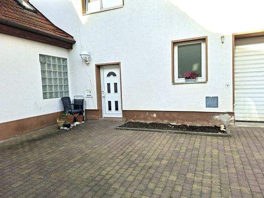 Sep. Zugang zur Erdgeschosswohnung.